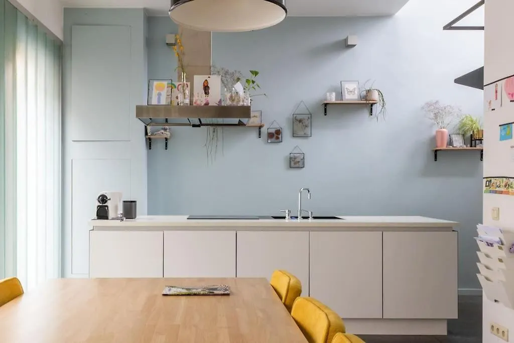 Вилла Lightful Architectural House Гент